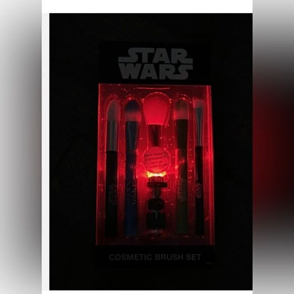 NEW Star Wars Disney Cosmetic Brush Set Of 5 Vader Brush Lightsaber Lights Up. - Picture 2 of 3
